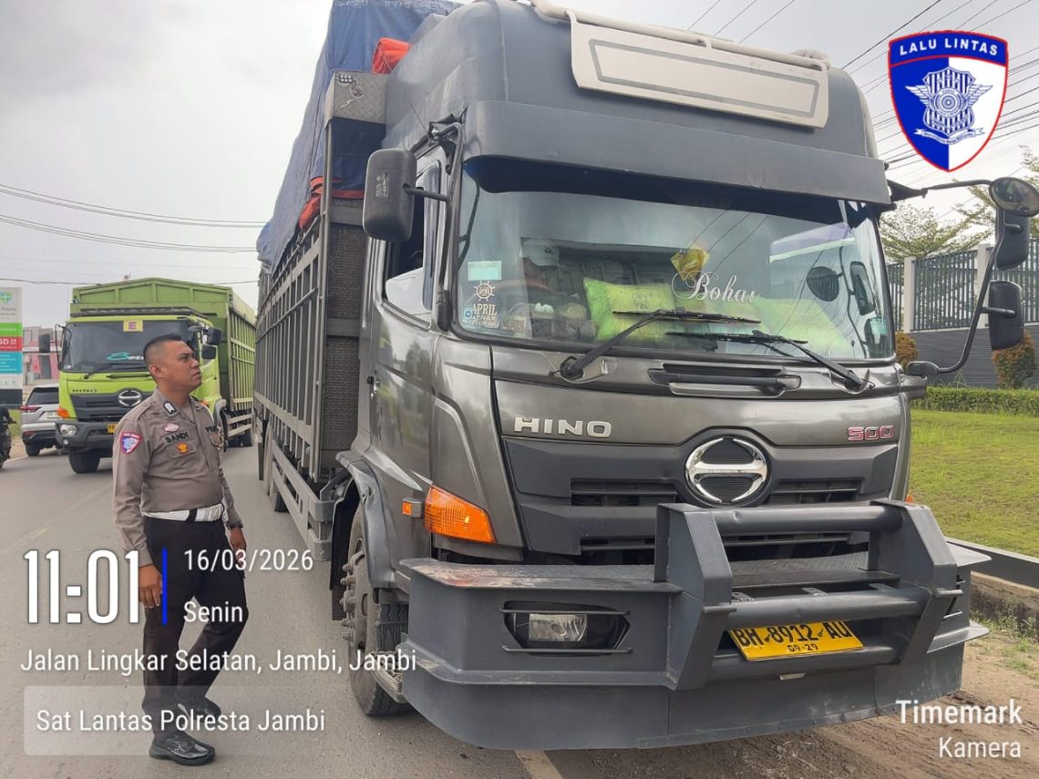 Personel Satlantas Polresta Jambi melakukan patroli dan pemeriksaan kendaraan bersumbu tiga di sejumlah ruas jalan Kota Jambi, Senin (16/3/2026).
