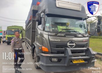 Personel Satlantas Polresta Jambi melakukan patroli dan pemeriksaan kendaraan bersumbu tiga di sejumlah ruas jalan Kota Jambi, Senin (16/3/2026).