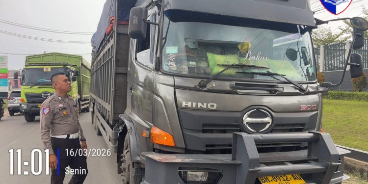 Personel Satlantas Polresta Jambi melakukan patroli dan pemeriksaan kendaraan bersumbu tiga di sejumlah ruas jalan Kota Jambi, Senin (16/3/2026).