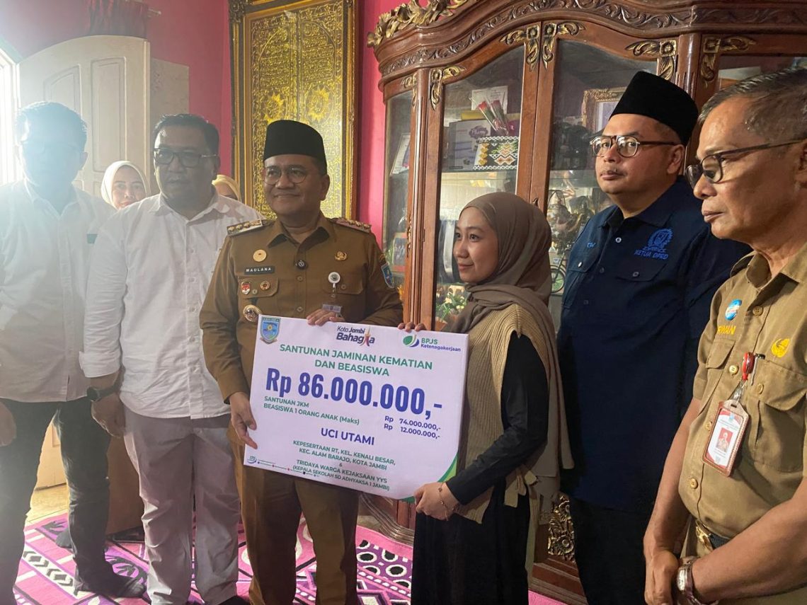 Walikota Jambi, Dr. Maulana saat menyerahkan santunan jaminan kematian kepada ahli waris Ketua RT. (Dok: Rahmat)