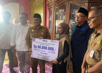 Walikota Jambi, Dr. Maulana saat menyerahkan santunan jaminan kematian kepada ahli waris Ketua RT. (Dok: Rahmat)