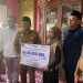 Walikota Jambi, Dr. Maulana saat menyerahkan santunan jaminan kematian kepada ahli waris Ketua RT. (Dok: Rahmat)