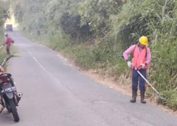 Petugas Dinas Pekerjaan Umum dan Tata Ruang (PUTR) Provinsi Jambi mengoperasikan alat berat saat melakukan perbaikan dan pemeliharaan jalan di jalur mudik di Provinsi Jambi. (Dok: Rahmat)