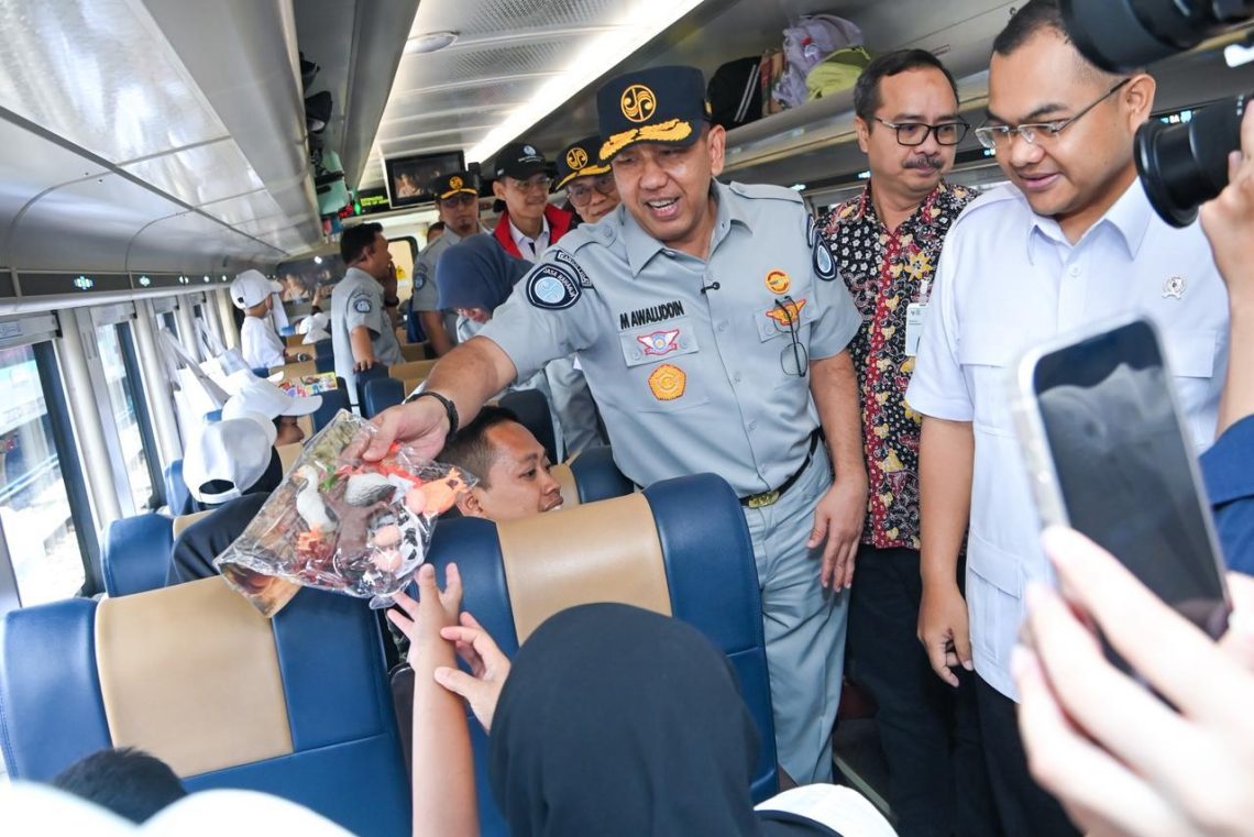 Direktur Jasa Raharja Muhammad Awaluddin menyapa penumpang saat pelepasan program Mudik Gratis BUMN 2026 di Stasiun Pasar Senen, Jakarta, Senin (16/3/2026). (Dok. Humas JR Jambi