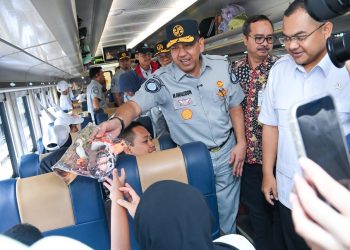 Direktur Jasa Raharja Muhammad Awaluddin menyapa penumpang saat pelepasan program Mudik Gratis BUMN 2026 di Stasiun Pasar Senen, Jakarta, Senin (16/3/2026). (Dok. Humas JR Jambi