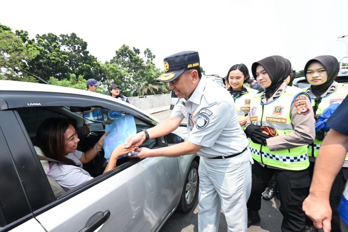 Direktur Utama PT Jasa Raharja Muhammad Awaluddin menyapa pemudik saat kegiatan flag off pemberlakuan rekayasa lalu lintas one way nasional di Gerbang Tol Cikampek Utama, Rabu (18/3/2026). Dok. Humas JR Jambi)