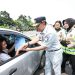 Direktur Utama PT Jasa Raharja Muhammad Awaluddin menyapa pemudik saat kegiatan flag off pemberlakuan rekayasa lalu lintas one way nasional di Gerbang Tol Cikampek Utama, Rabu (18/3/2026). Dok. Humas JR Jambi)