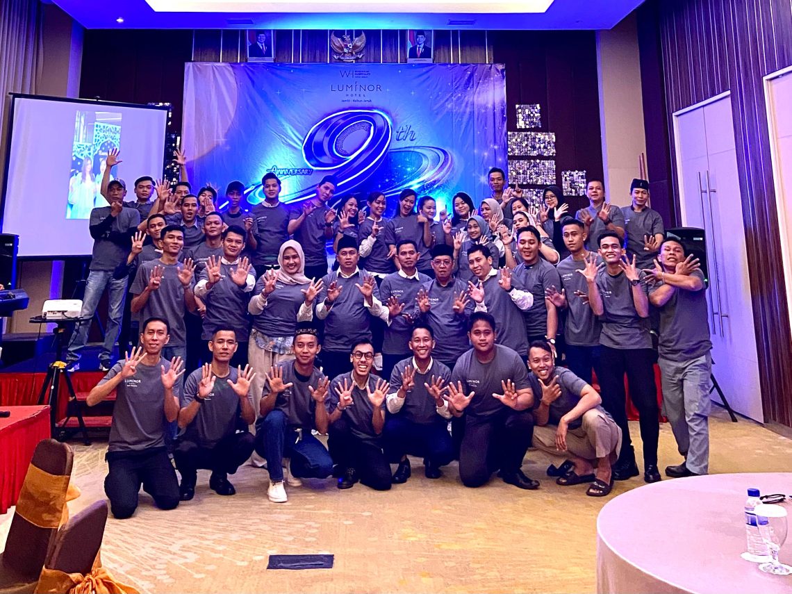 Perayaan anniversary ke-9 Luminor Hotel Jambi berlangsung meriah dengan prosesi pemotongan tumpeng dan kue ulang tahun sebagai simbol rasa syukur atas perjalanan “9 Magical Years”. (Dok: Alpin)