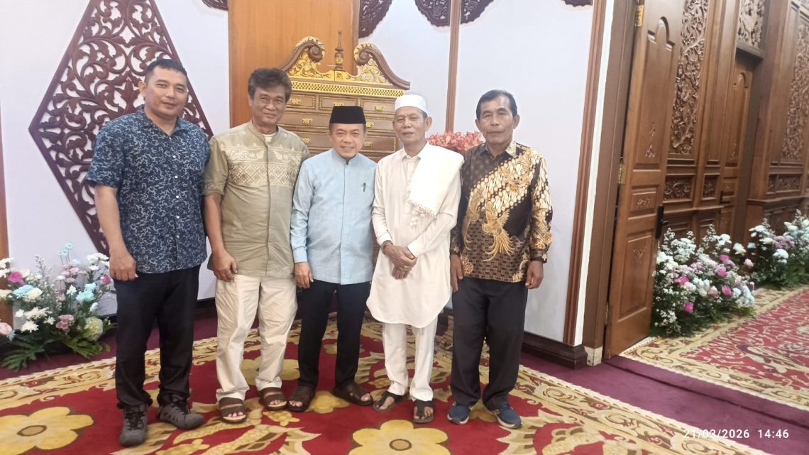 Ketua PWI Provinsi Jambi HR Ridwan Agus bersama jajaran pengurus saat melakukan safari open house Idul Fitri 1447 H ke sejumlah tokoh dan pejabat di Kota Jambi, Sabtu (21/3/2026),