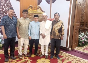 Ketua PWI Provinsi Jambi HR Ridwan Agus bersama jajaran pengurus saat melakukan safari open house Idul Fitri 1447 H ke sejumlah tokoh dan pejabat di Kota Jambi, Sabtu (21/3/2026),