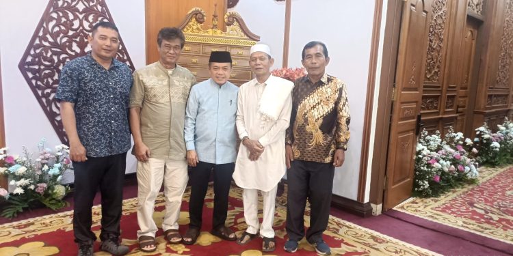 Ketua PWI Provinsi Jambi HR Ridwan Agus bersama jajaran pengurus saat melakukan safari open house Idul Fitri 1447 H ke sejumlah tokoh dan pejabat di Kota Jambi, Sabtu (21/3/2026),