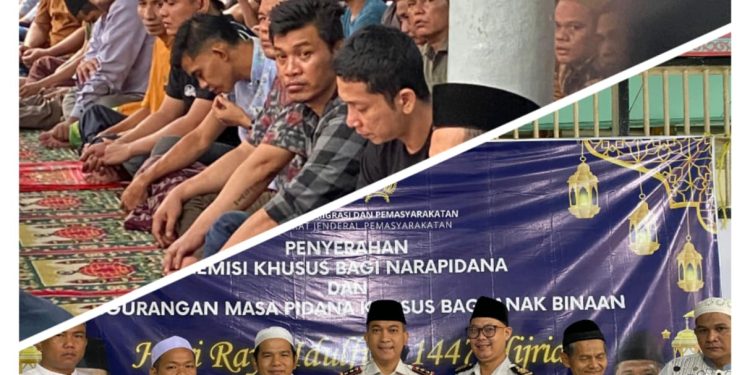Kepala Lapas Kelas IIB Bangko menyerahkan remisi khusus Idul Fitri 1447 H kepada warga binaan usai pelaksanaan Sholat Id di Masjid At-Taubah, Sabtu (21/3/2026) malam.