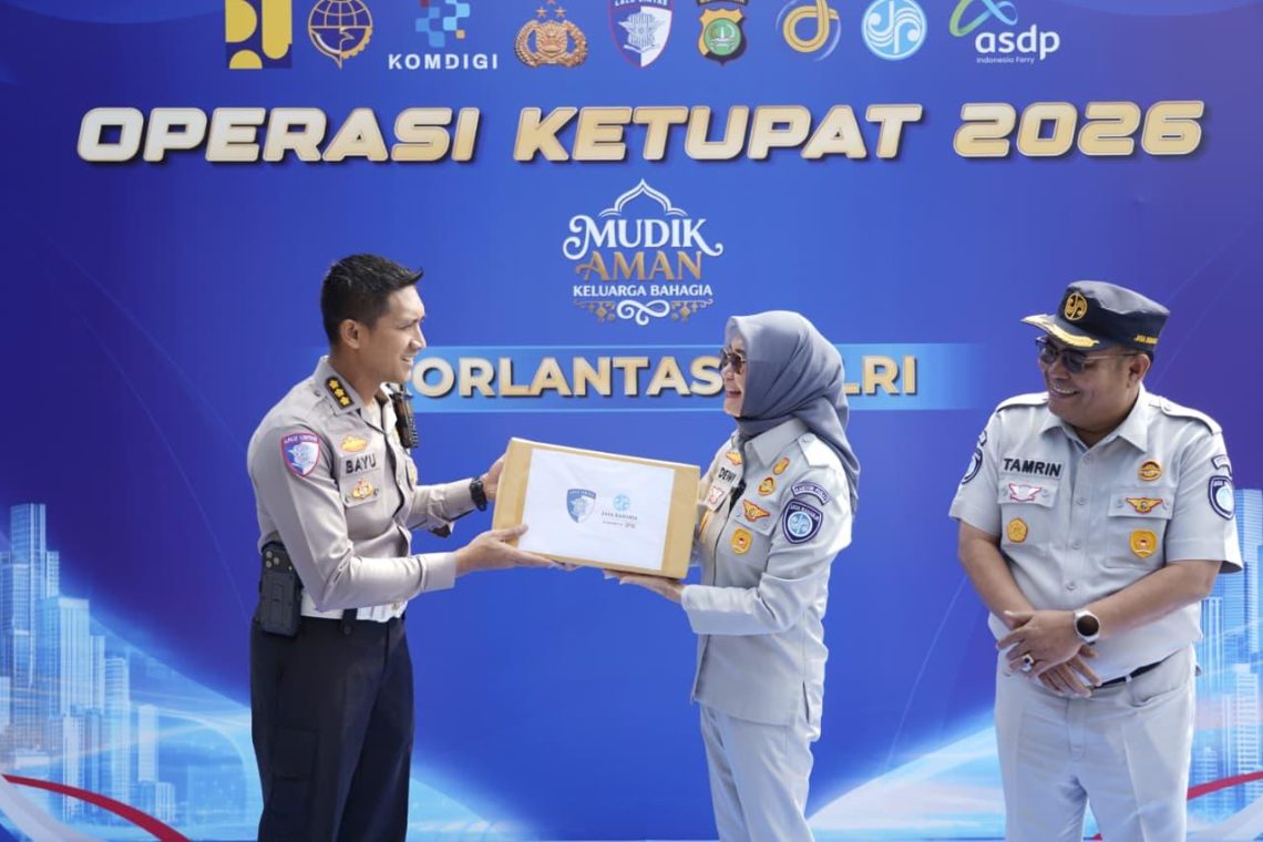 Penyerahan simbolis dalam rangka koordinasi Operasi Ketupat 2026 antara Jasa Raharja dan Korlantas Polri saat peninjauan kesiapan arus balik di Command Center KM 29, Minggu (23/3/2026). (Dok.Humas JR Jambi)