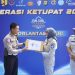 Penyerahan simbolis dalam rangka koordinasi Operasi Ketupat 2026 antara Jasa Raharja dan Korlantas Polri saat peninjauan kesiapan arus balik di Command Center KM 29, Minggu (23/3/2026). (Dok.Humas JR Jambi)