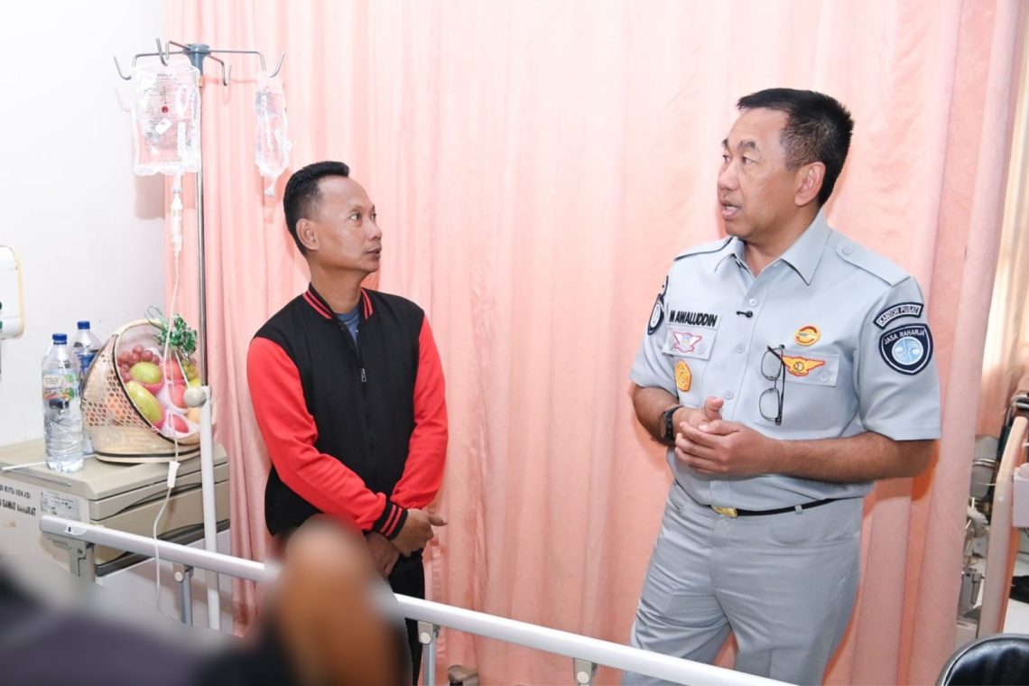 Direktur Utama Muhammad Awaluddin berbincang dengan pasien saat meninjau pelayanan korban kecelakaan di RS dr. Chasbullah Abdulmadjid, Rabu (25/3). (Dok. Humas JR Jambi)