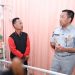 Direktur Utama Muhammad Awaluddin berbincang dengan pasien saat meninjau pelayanan korban kecelakaan di RS dr. Chasbullah Abdulmadjid, Rabu (25/3). (Dok. Humas JR Jambi)