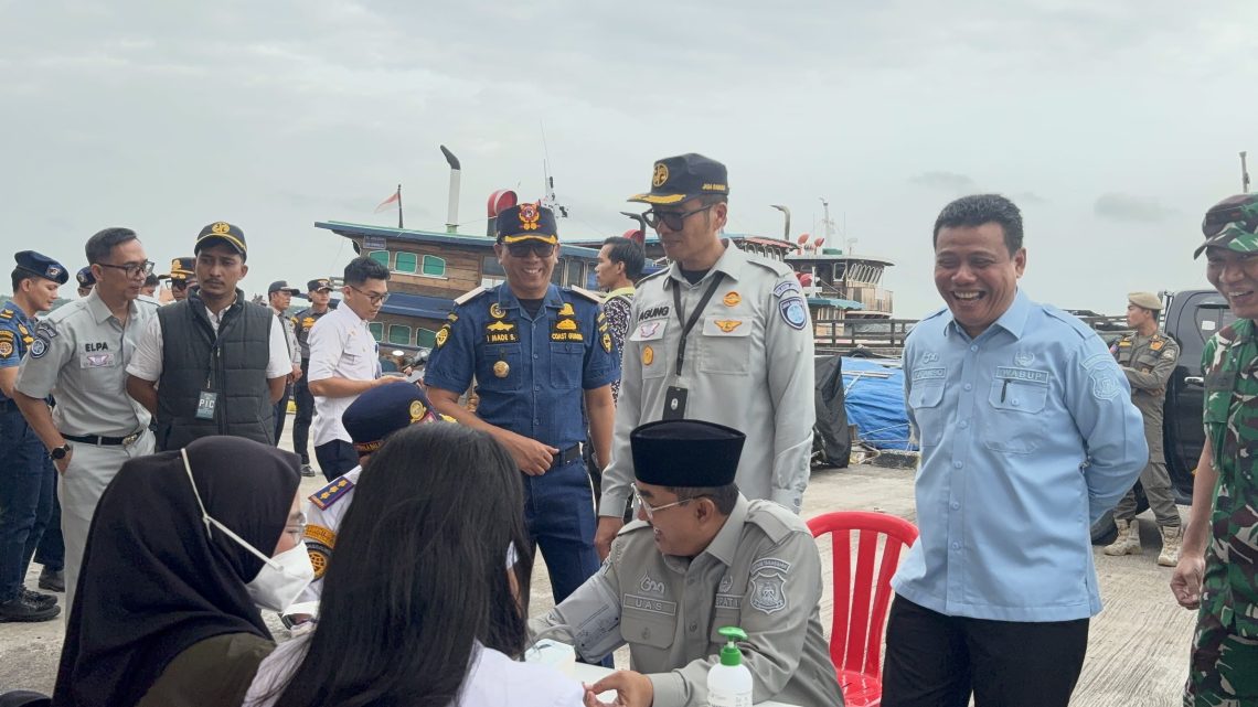 Bupati Anwar Sadat bersama jajaran TNI-Polri dan Jasa Raharja meninjau kondisi kesehatan penumpang sebelum pelepasan arus balik gratis di Pelabuhan Marina Kuala Tungkal, Kamis (26/3) (Dok. Rudi)