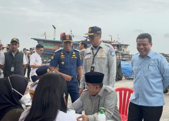 Bupati Anwar Sadat bersama jajaran TNI-Polri dan Jasa Raharja meninjau kondisi kesehatan penumpang sebelum pelepasan arus balik gratis di Pelabuhan Marina Kuala Tungkal, Kamis (26/3) (Dok. Rudi)