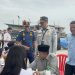 Bupati Anwar Sadat bersama jajaran TNI-Polri dan Jasa Raharja meninjau kondisi kesehatan penumpang sebelum pelepasan arus balik gratis di Pelabuhan Marina Kuala Tungkal, Kamis (26/3) (Dok. Rudi)