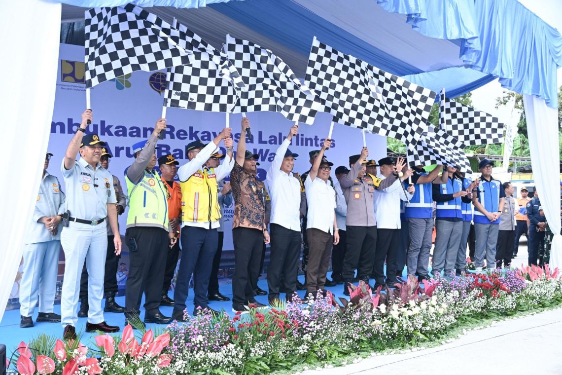 Sejumlah pejabat mengibarkan bendera saat pembukaan rekayasa lalu lintas one way nasional arus balik Idulfitri 2026 di Gerbang Tol Kalikangkung, Semarang, Jawa Tengah, Selasa (24/3/2026). (Dok. Humas JR Jambi)