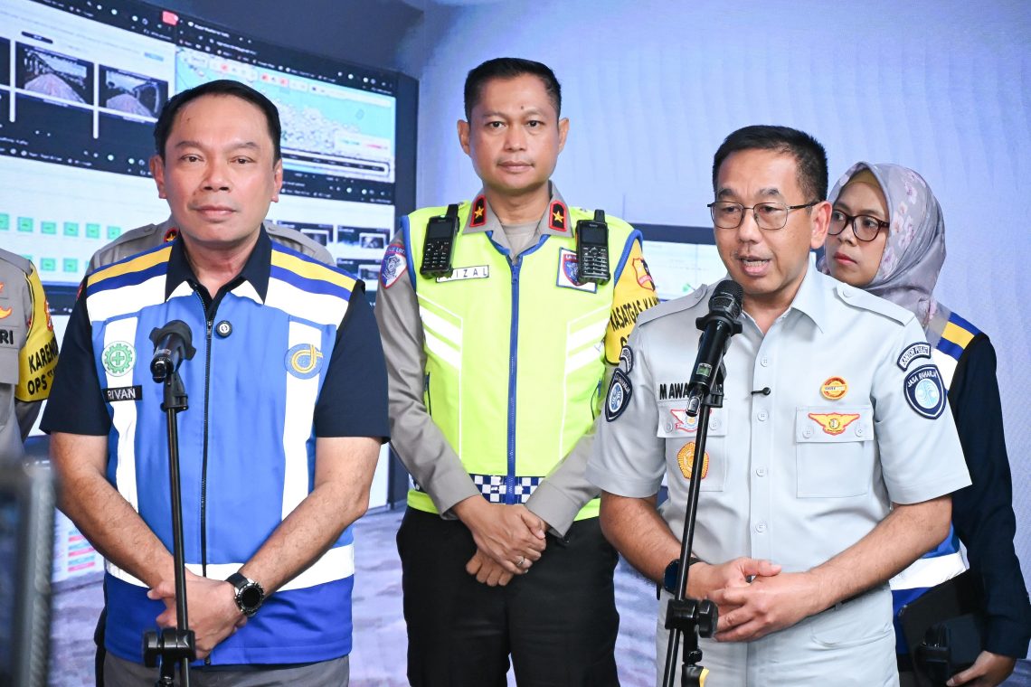 Direktur Utama Jasa Raharja Muhammad Awaluddin bersama sejumlah pejabat memberikan keterangan kepada media saat peninjauan arus balik Idulfitri 2026 di Jasa Marga Toll Road Command Center KM 29, Bekasi, Rabu (25/3/2026). (Dok. Humas JR)