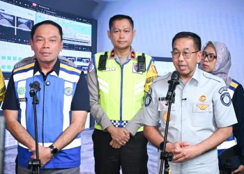 Direktur Utama Jasa Raharja Muhammad Awaluddin bersama sejumlah pejabat memberikan keterangan kepada media saat peninjauan arus balik Idulfitri 2026 di Jasa Marga Toll Road Command Center KM 29, Bekasi, Rabu (25/3/2026). (Dok. Humas JR)