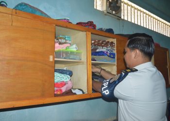 Petugas Lapas Narkotika Kelas IIB Muara Sabak melakukan razia dan penggeledahan di blok hunian warga binaan pasca kunjungan Hari Raya Idul Fitri 1447 H, Kamis (26/03/2026). (Dok: Rahmat)