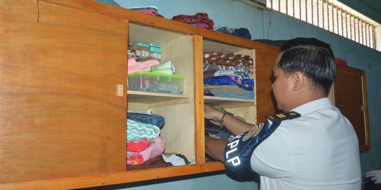 Petugas Lapas Narkotika Kelas IIB Muara Sabak melakukan razia dan penggeledahan di blok hunian warga binaan pasca kunjungan Hari Raya Idul Fitri 1447 H, Kamis (26/03/2026). (Dok: Rahmat)