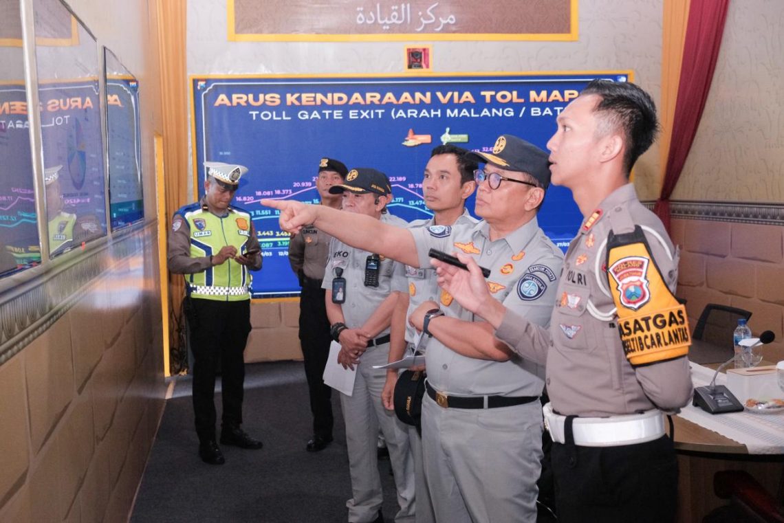 Direktur SDM & Umum Jasa Raharja, Rubi Handojo, meninjau kesiapan petugas di Pos Pelayanan Terpadu Karanglo, Malang, Jawa Timur, Rabu (25/3/2026). (Dok: Humas JR Jambi)