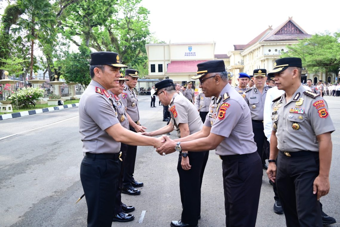 Kapolda Jambi Krisno H. Siregar memimpin apel pagi sekaligus halal bihalal bersama jajaran dan personel Polda Jambi di Lapangan Hitam Mapolda Jambi, Senin (30/3/2026). (Dok: Rahmat)