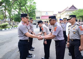 Kapolda Jambi Krisno H. Siregar memimpin apel pagi sekaligus halal bihalal bersama jajaran dan personel Polda Jambi di Lapangan Hitam Mapolda Jambi, Senin (30/3/2026). (Dok: Rahmat)