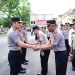 Kapolda Jambi Krisno H. Siregar memimpin apel pagi sekaligus halal bihalal bersama jajaran dan personel Polda Jambi di Lapangan Hitam Mapolda Jambi, Senin (30/3/2026). (Dok: Rahmat)