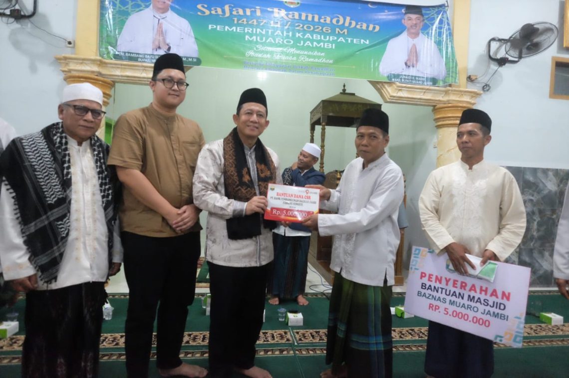 Bupati Muaro Jambi, Dr. Bambang Bayu Suseno, saat melaksanakan Safari Ramadan 1447 H di Masjid Jami’atul Islamiyah, Desa Kebun IX, Kecamatan Sungai Gelam, Jumat (27/2/2026). (Dok: Rudi)