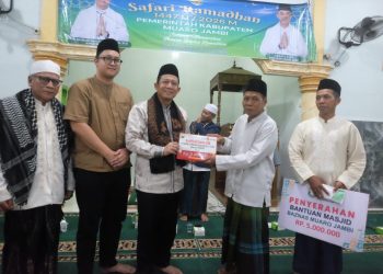 Bupati Muaro Jambi, Dr. Bambang Bayu Suseno, saat melaksanakan Safari Ramadan 1447 H di Masjid Jami’atul Islamiyah, Desa Kebun IX, Kecamatan Sungai Gelam, Jumat (27/2/2026). (Dok: Rudi)