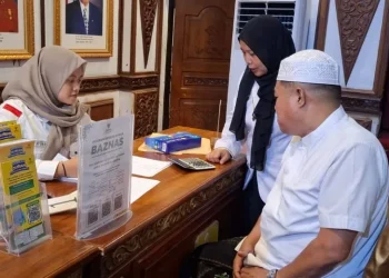 Kepala Dinas Pekerjaan Umum dan Tata Ruang (PUTR) Provinsi Jambi, Muzakir saat menunaikan zakat fitrah di Rumah Dinas Gubernur Jambi. (Dok: Rahmat)