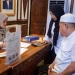 Kepala Dinas Pekerjaan Umum dan Tata Ruang (PUTR) Provinsi Jambi, Muzakir saat menunaikan zakat fitrah di Rumah Dinas Gubernur Jambi. (Dok: Rahmat)
