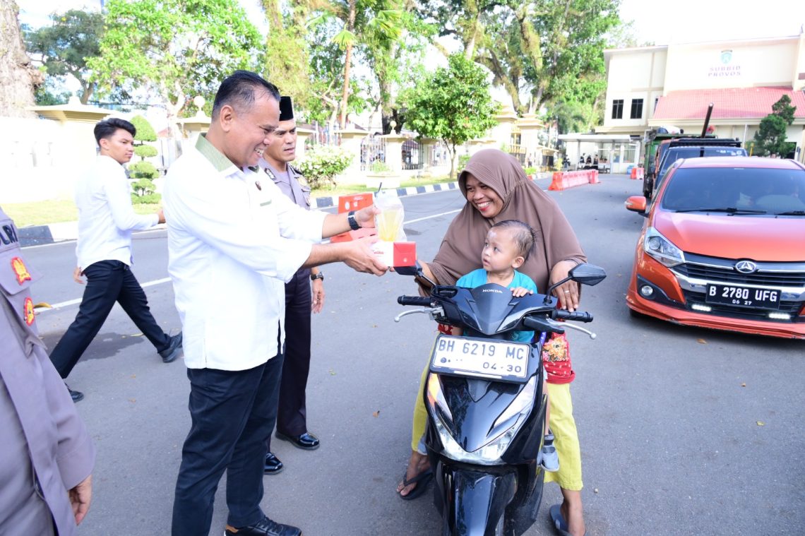Dirreskrimsus Polda Jambi Kombes Pol Taufik Nurmandia saat memberikan takjil kepada pengendara yang melintas di Mapolda Jambi. (Dok: Alpin)