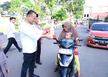 Dirreskrimsus Polda Jambi Kombes Pol Taufik Nurmandia saat memberikan takjil kepada pengendara yang melintas di Mapolda Jambi. (Dok: Alpin)