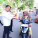 Dirreskrimsus Polda Jambi Kombes Pol Taufik Nurmandia saat memberikan takjil kepada pengendara yang melintas di Mapolda Jambi. (Dok: Alpin)