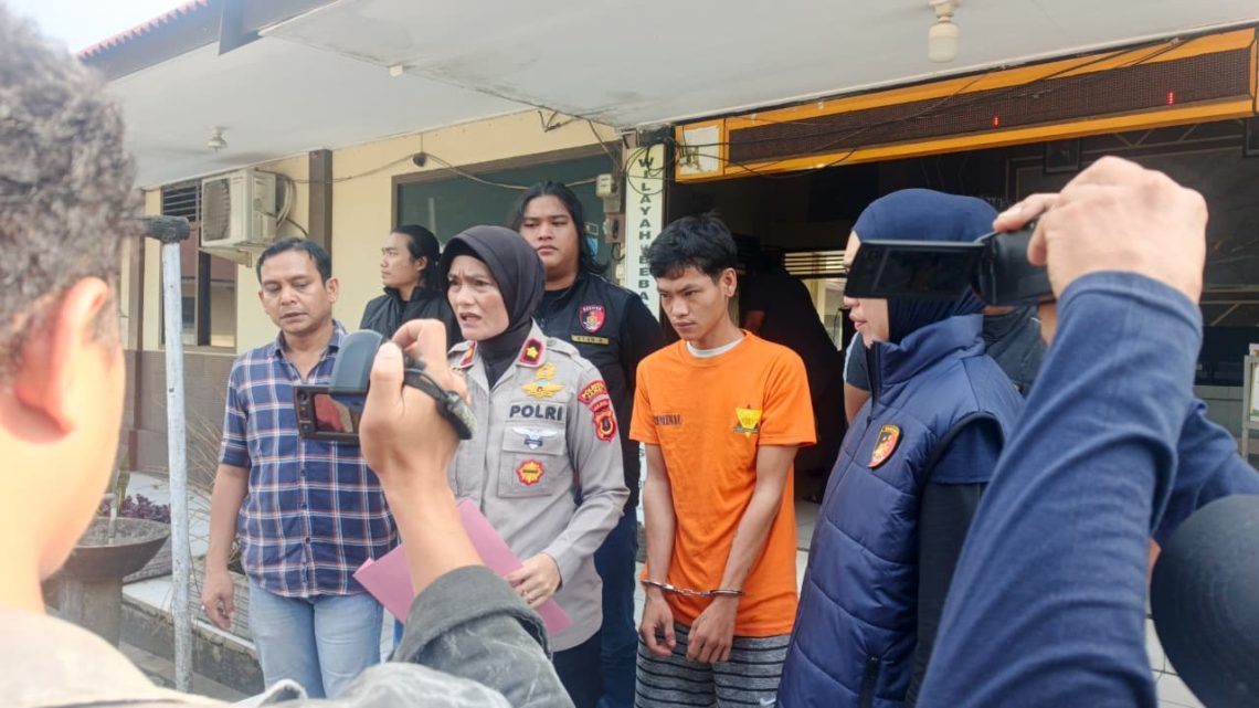 Petugas Kepolisian Sektor Jambi Selatan menunjukkan tersangka pencurian berinisial MJ beserta barang bukti dua unit laptop dan alat pancing yang diduga hasil bobol rumah warga di kawasan Paal Merah, Kota Jambi. (Dok: Alpin)