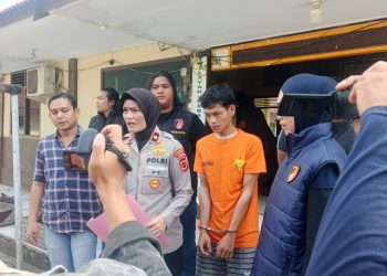 Petugas Kepolisian Sektor Jambi Selatan menunjukkan tersangka pencurian berinisial MJ beserta barang bukti dua unit laptop dan alat pancing yang diduga hasil bobol rumah warga di kawasan Paal Merah, Kota Jambi. (Dok: Alpin)