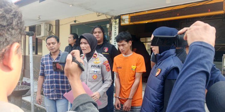 Petugas Kepolisian Sektor Jambi Selatan menunjukkan tersangka pencurian berinisial MJ beserta barang bukti dua unit laptop dan alat pancing yang diduga hasil bobol rumah warga di kawasan Paal Merah, Kota Jambi. (Dok: Alpin)
