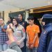 Petugas Kepolisian Sektor Jambi Selatan menunjukkan tersangka pencurian berinisial MJ beserta barang bukti dua unit laptop dan alat pancing yang diduga hasil bobol rumah warga di kawasan Paal Merah, Kota Jambi. (Dok: Alpin)