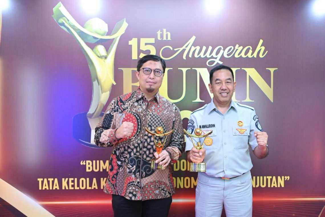 Direktur Utama Jasa Raharja Muhammad Awaluddin (tengah kanan) poto bersama setelah menerima penghargaan Best CEO (Dok. Humas JR Jambi)