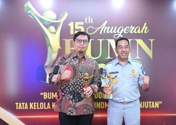 Direktur Utama Jasa Raharja Muhammad Awaluddin (tengah kanan) poto bersama setelah menerima penghargaan Best CEO (Dok. Humas JR Jambi)