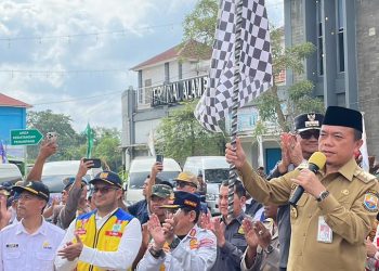 GubernurJambi Al Haris saat melepas mudik gratis Pemprov Jambi di Terminal Alam 
Barajo.