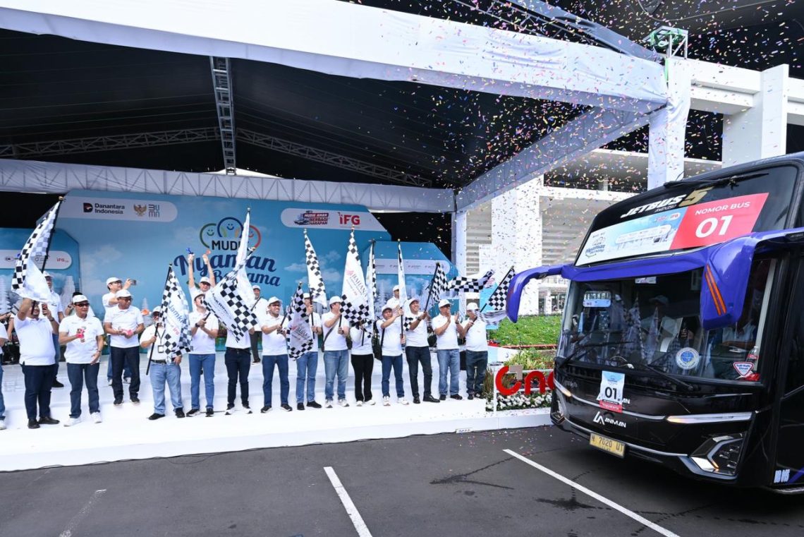 Pimpinan IFG bersama perwakilan BUMN melepas peserta program Mudik Nyaman Bersama IFG Group 2026 di Stadion Akuatik Gelora Bung Karno, Jakarta, Rabu (18/3/2026). (Dok. Humas JR Jambi)