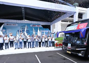 Pimpinan IFG bersama perwakilan BUMN melepas peserta program Mudik Nyaman Bersama IFG Group 2026 di Stadion Akuatik Gelora Bung Karno, Jakarta, Rabu (18/3/2026). (Dok. Humas JR Jambi)