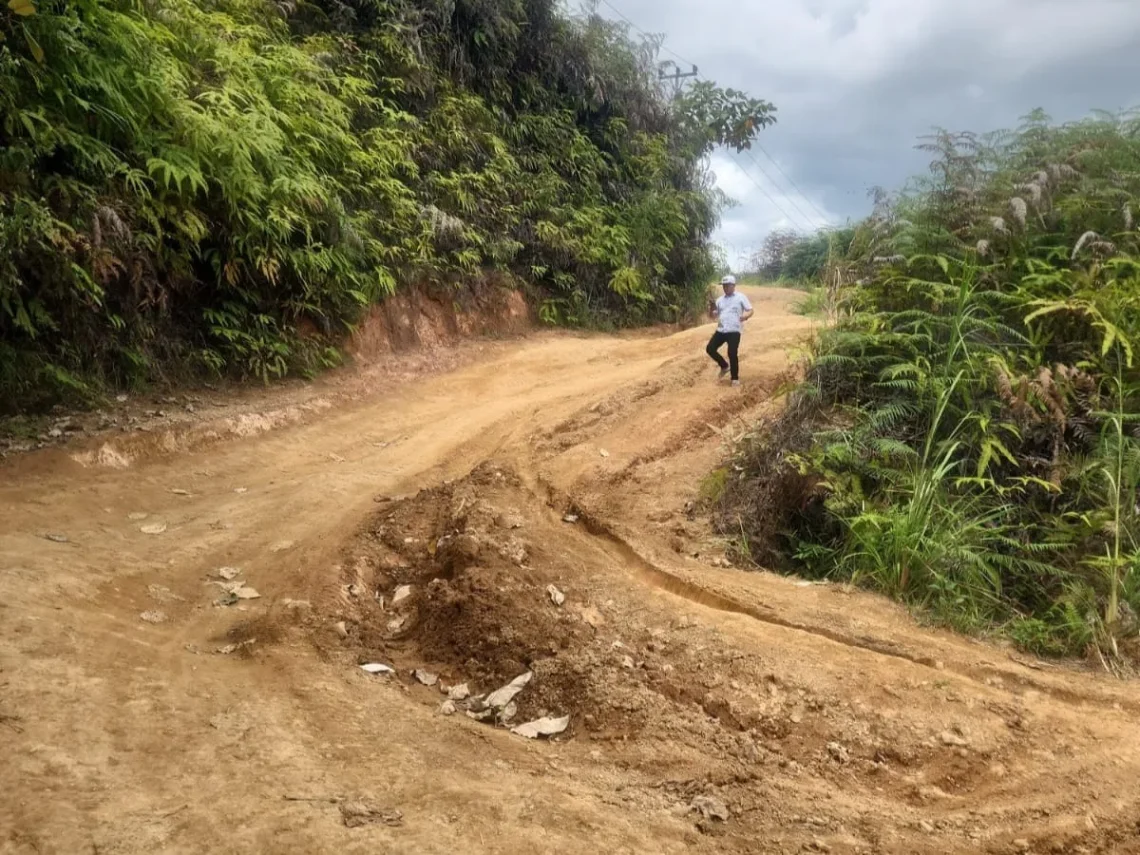 Petugas Dinas Pekerjaan Umum dan Penataan Ruang (PUTR) Provinsi Jambi melakukan persiapan perbaikan jalan di Desa Ranah Pemetik, Kabupaten Kerinci. (Dok: Rahmat)