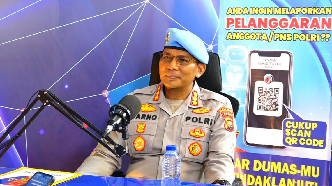 Kabidpropam Polda Jambi Kombes Pol. Darno saat menjadi narasumber dalam podcast live streaming di Studio Jambi TV, Senin (30/3/2026). (Dok: Alpin)